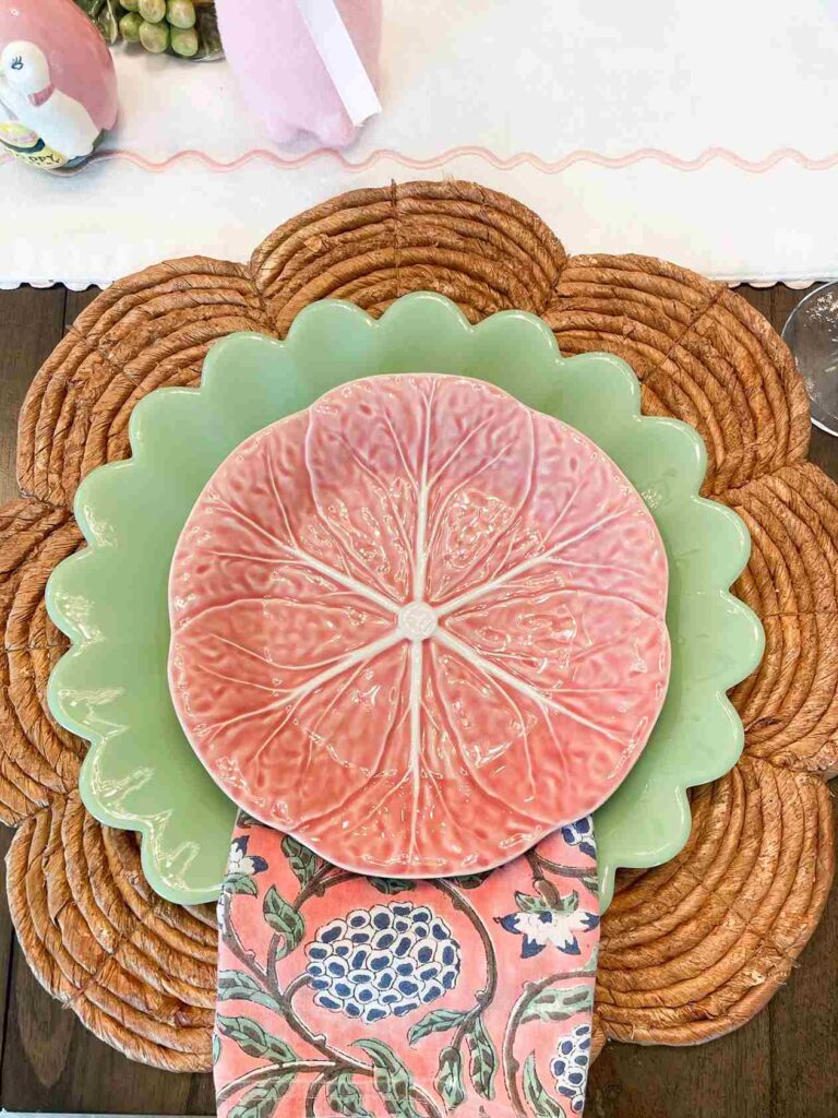 Woven placemat with green and pink plates